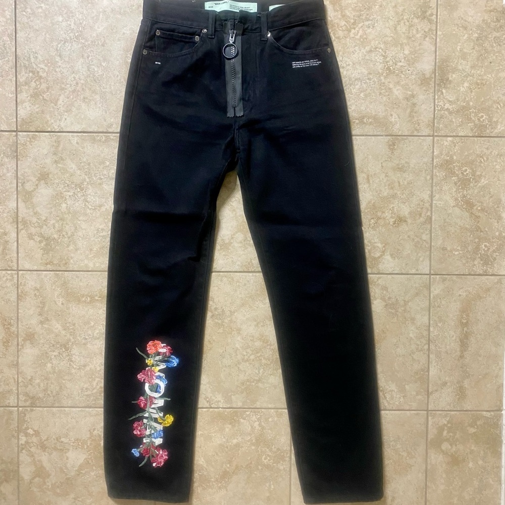 🌸OFF-WHITE FLORAL TEXT BAGGY JEAN🌸